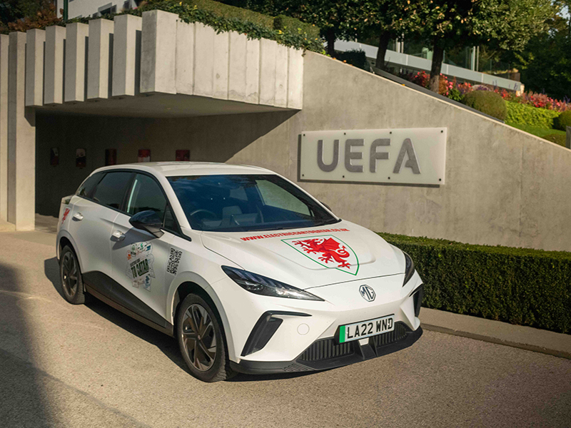 أربعة عشّاق لكرة القدم يقومون برحلة تاريخية عبر سيارة كهربائية إلى قطر بدعم من "إم جي"